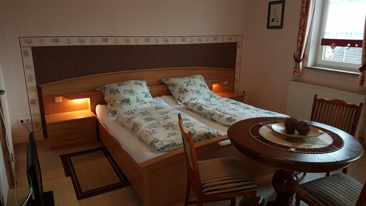 Landgasthof "Zur Linde" Irmelshausen Екстериор снимка